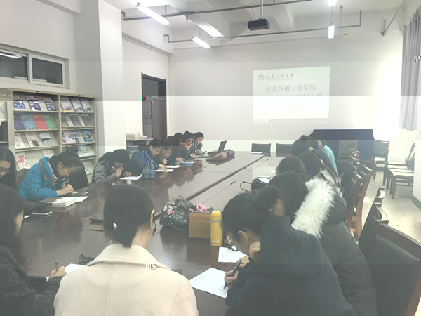 女教工們認真答題1_副本.jpg 女教工們認真答題1_副本.jpg